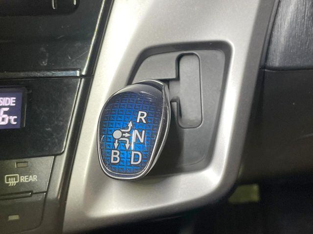 TOYOTA PRIUS Alpha 2016