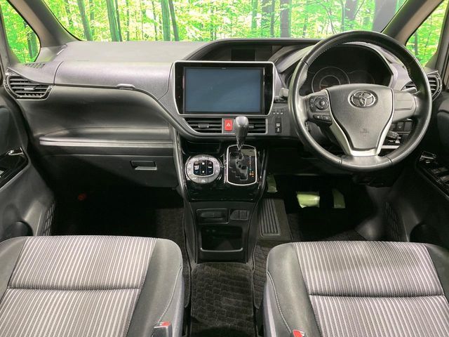 TOYOTA VOXY 2017