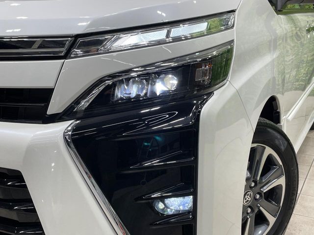 TOYOTA VOXY 2019