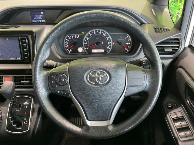 TOYOTA VOXY 2014