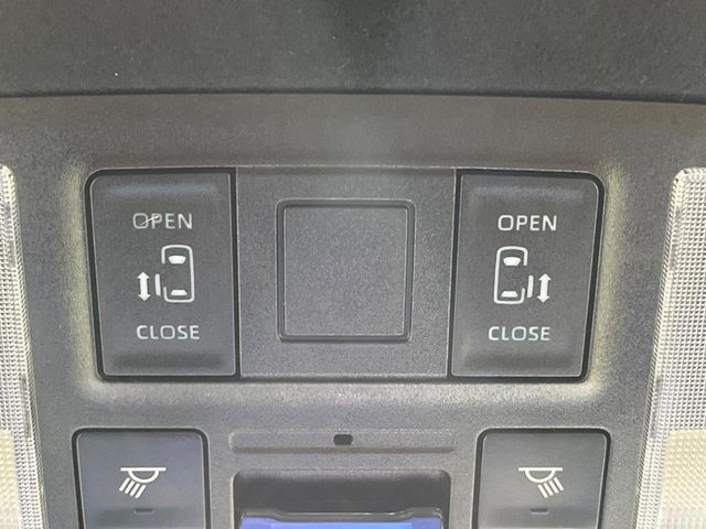 TOYOTA NOAH 4WD 2023