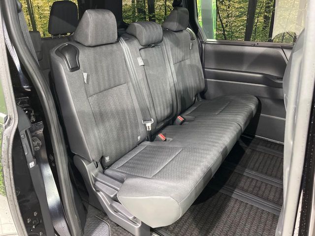 TOYOTA NOAH 4WD 2023