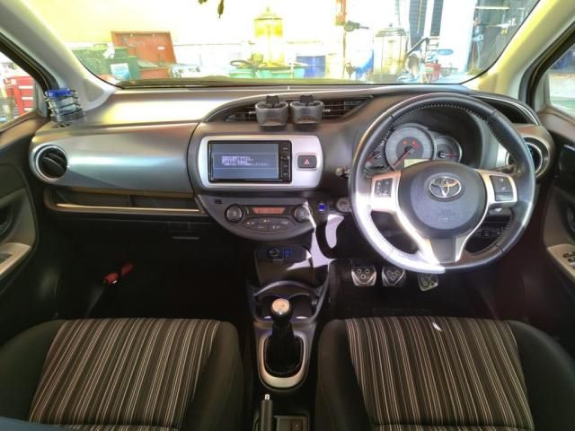 TOYOTA VITZ 2015