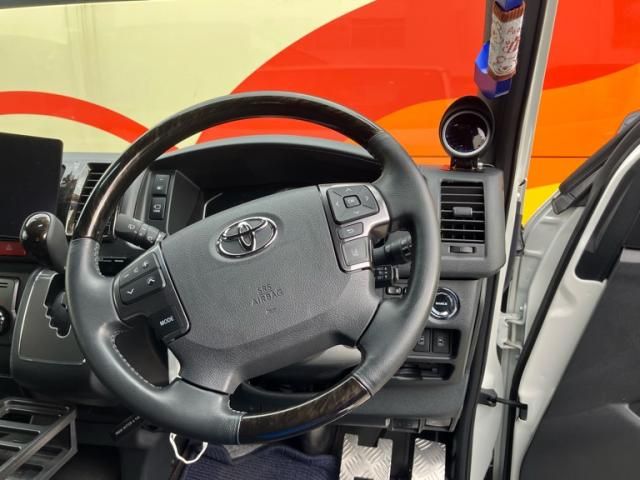 TOYOTA HIACE van 4WD 2024