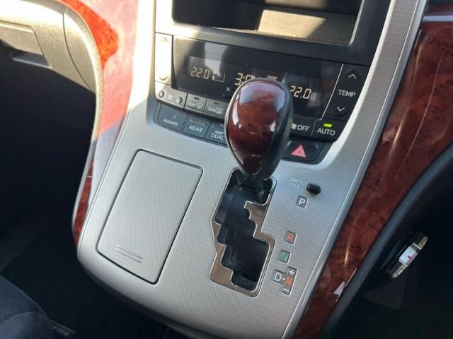 TOYOTA VELLFIRE 2010