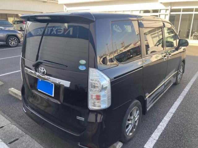 TOYOTA VOXY 2011