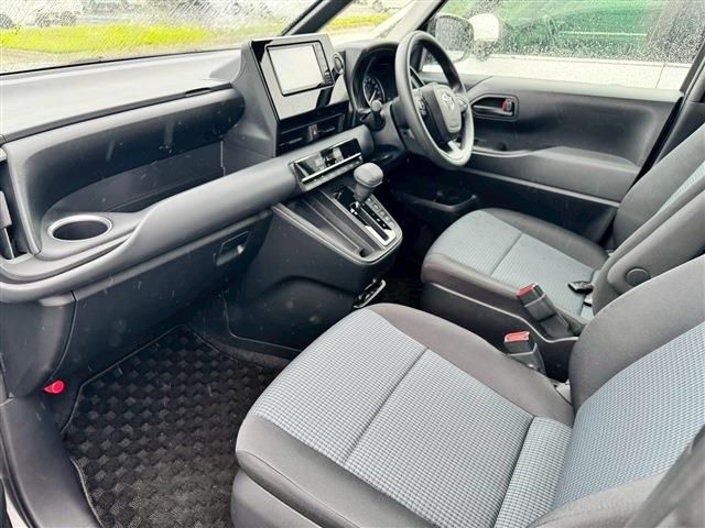 TOYOTA NOAH HYBRID 2024