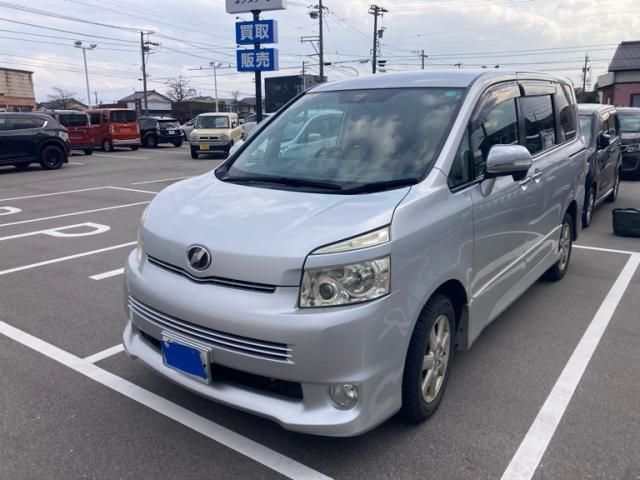 TOYOTA VOXY 4WD 2010