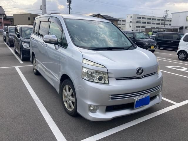 TOYOTA VOXY 4WD 2010