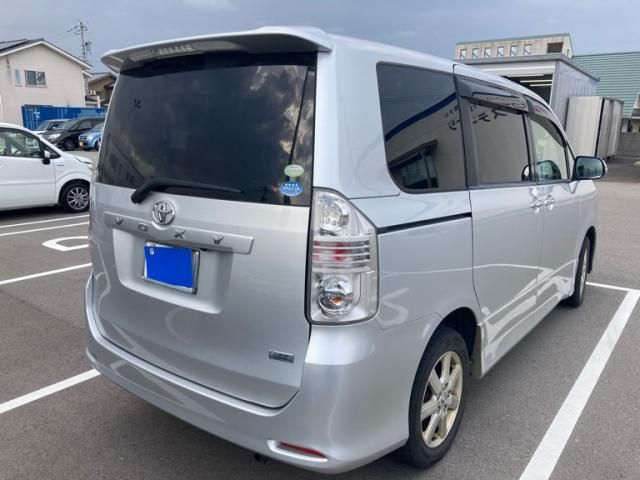 TOYOTA VOXY 4WD 2010