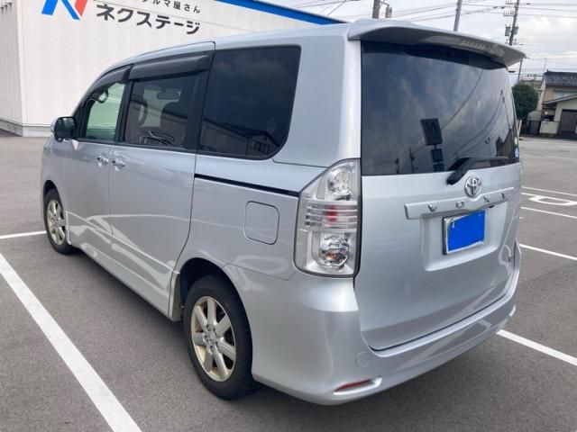 TOYOTA VOXY 4WD 2010