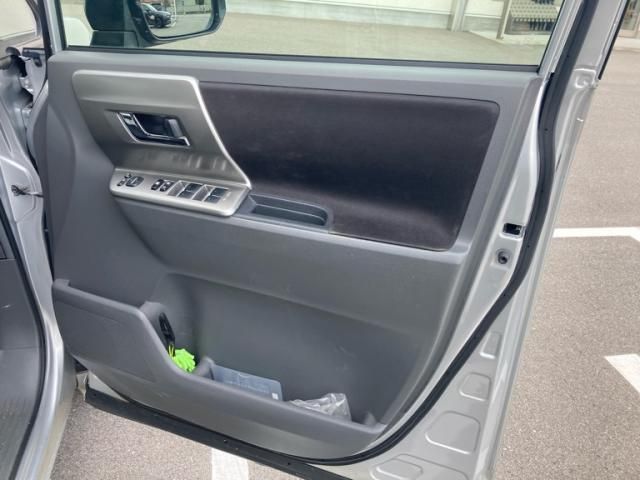 TOYOTA VOXY 4WD 2010