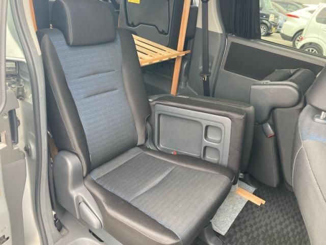 TOYOTA VOXY 4WD 2010