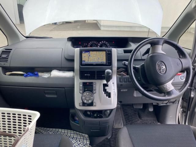 TOYOTA VOXY 4WD 2010