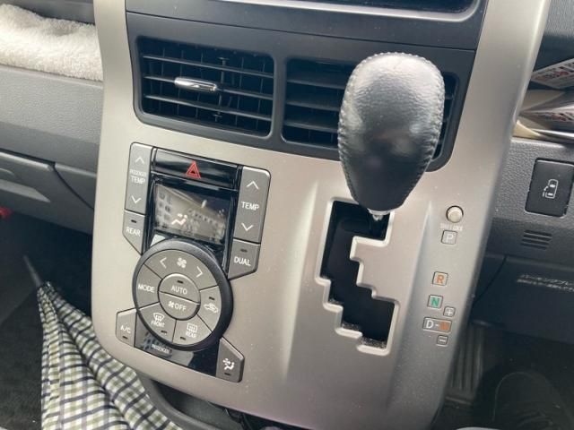 TOYOTA VOXY 4WD 2010