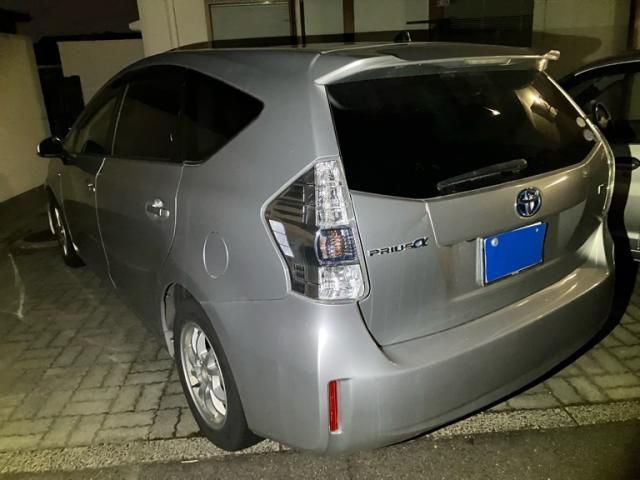 TOYOTA PRIUS Alpha 2011