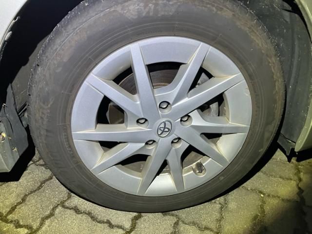 TOYOTA PRIUS Alpha 2011