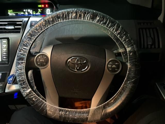 TOYOTA PRIUS Alpha 2011