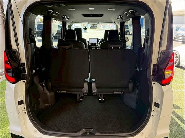 TOYOTA NOAH HYBRID 2022