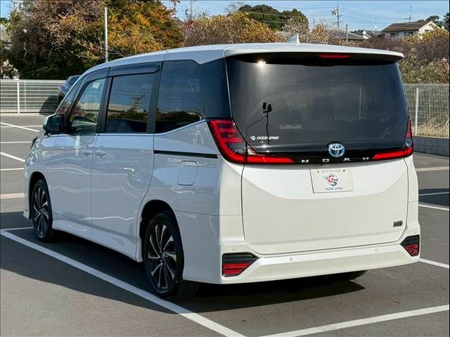 TOYOTA NOAH HYBRID 2022