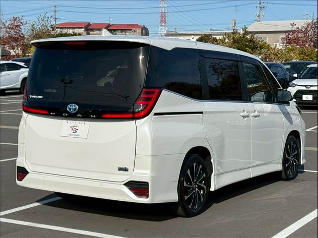 TOYOTA NOAH HYBRID 2022