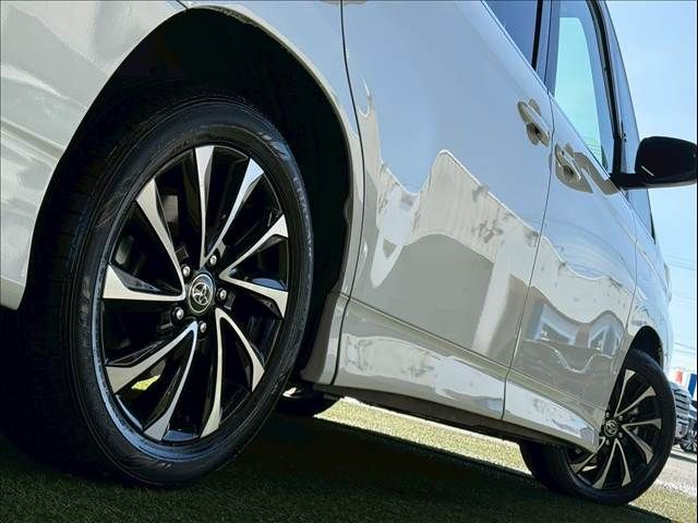 TOYOTA NOAH HYBRID 2022