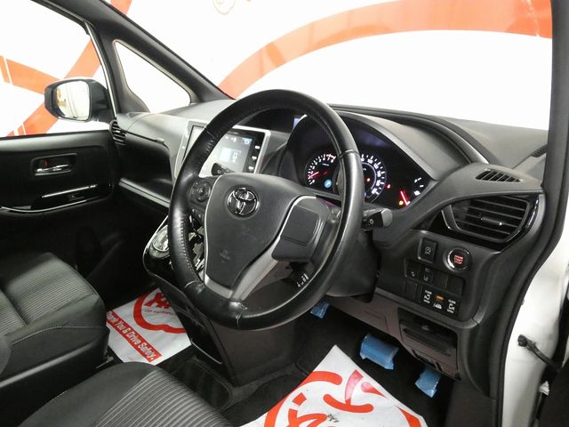TOYOTA VOXY 4WD 2018
