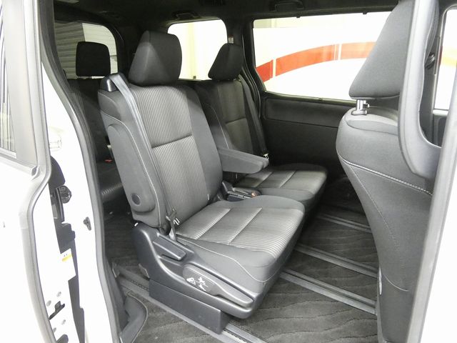 TOYOTA VOXY 4WD 2018