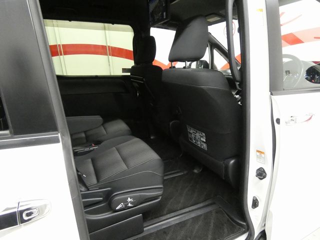 TOYOTA VOXY 4WD 2018