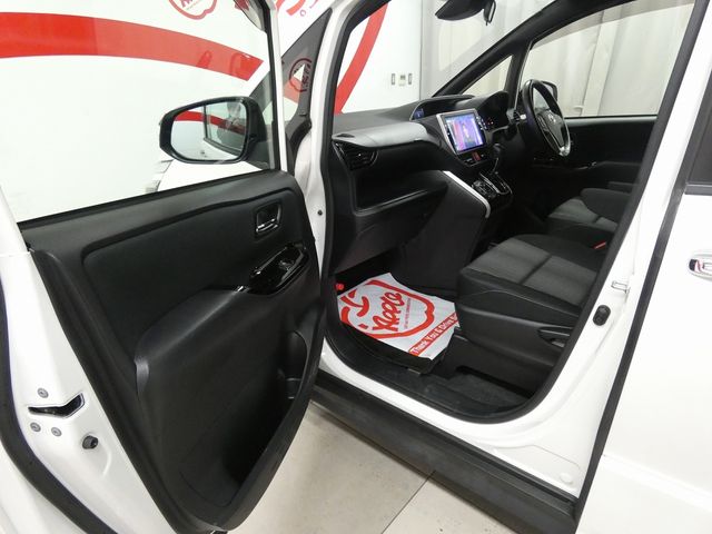 TOYOTA VOXY 4WD 2018