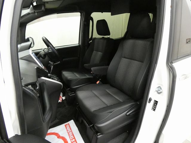 TOYOTA VOXY 4WD 2018