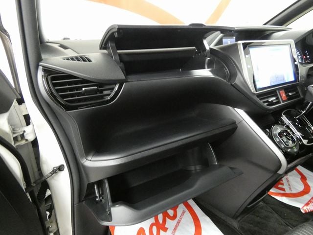 TOYOTA VOXY 4WD 2018