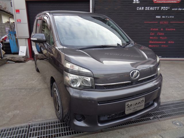 TOYOTA VOXY 2013
