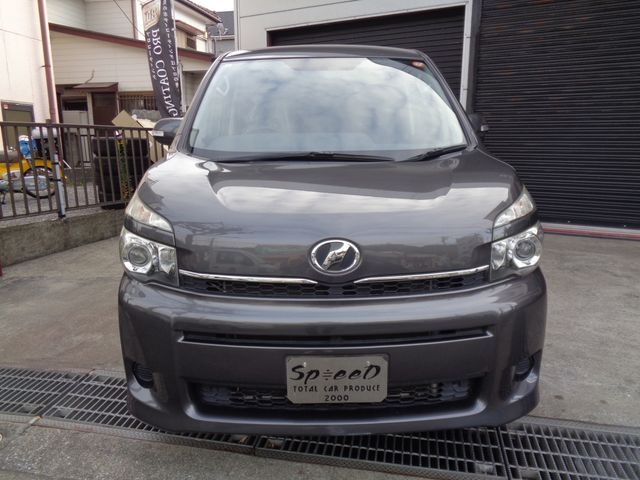 TOYOTA VOXY 2013