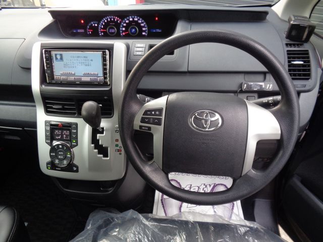 TOYOTA VOXY 2013