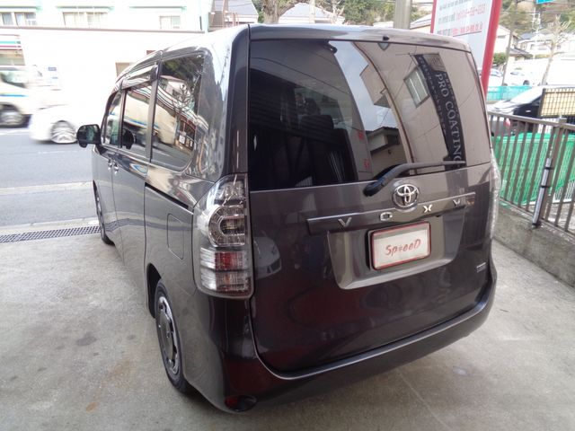 TOYOTA VOXY 2013