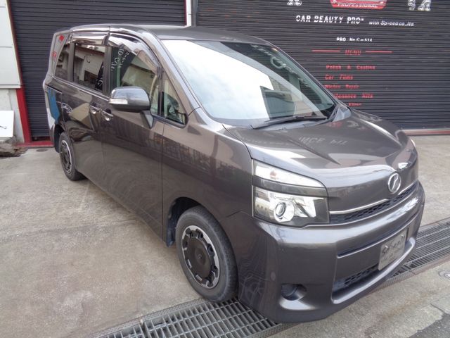 TOYOTA VOXY 2013