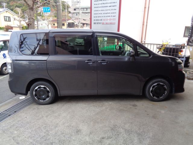 TOYOTA VOXY 2013
