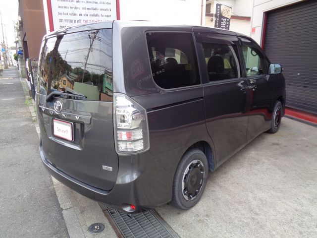TOYOTA VOXY 2013