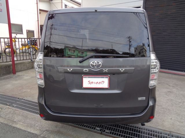 TOYOTA VOXY 2013