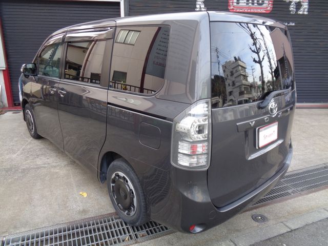 TOYOTA VOXY 2013