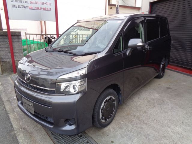 TOYOTA VOXY 2013