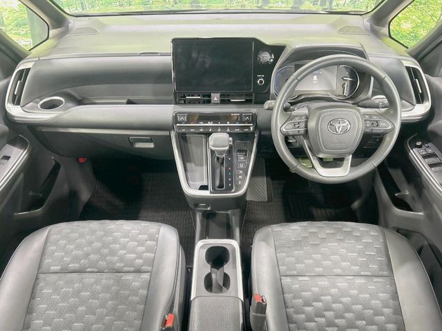 TOYOTA VOXY HYBRID 2023