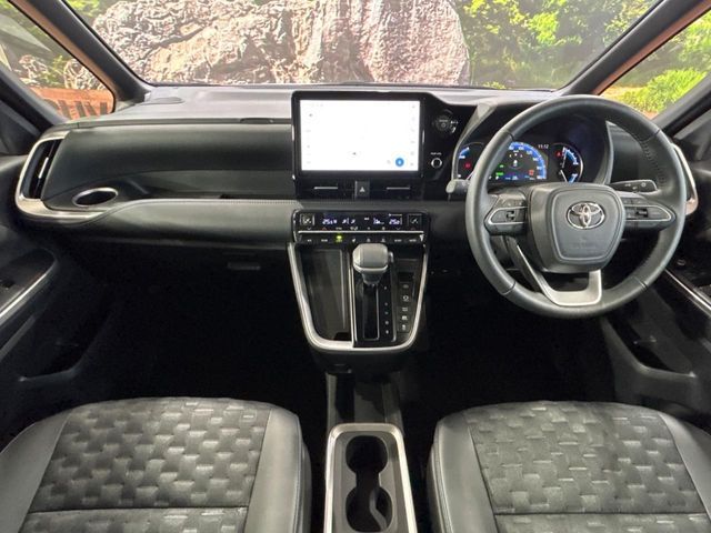 TOYOTA VOXY HYBRID 2024