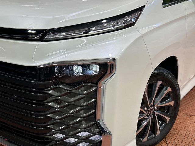 TOYOTA VOXY HYBRID 2024