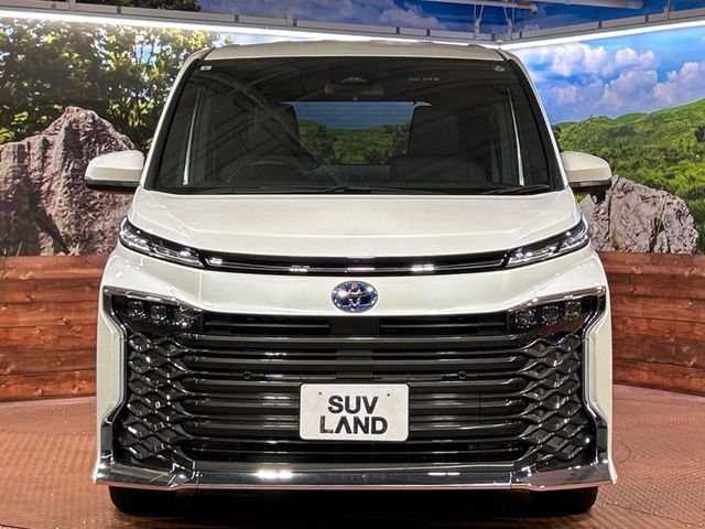 TOYOTA VOXY HYBRID 2024