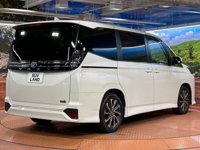 TOYOTA VOXY HYBRID 2024