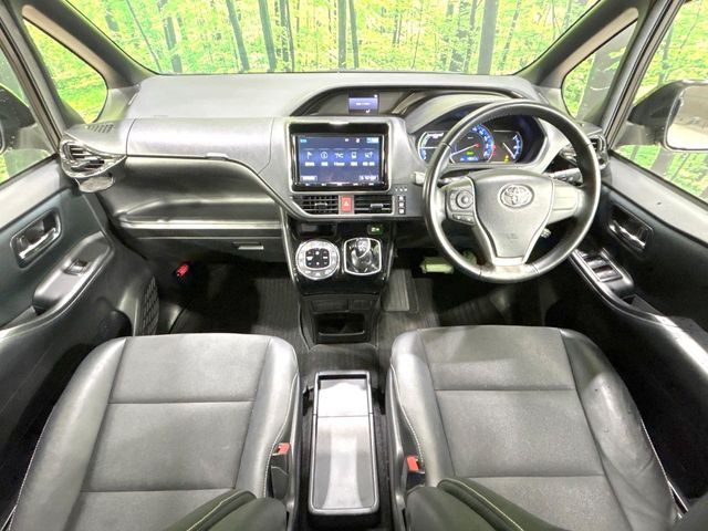 TOYOTA NOAH HYBRID 2017