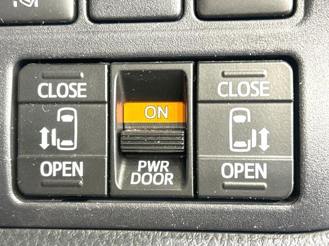 TOYOTA NOAH HYBRID 2017