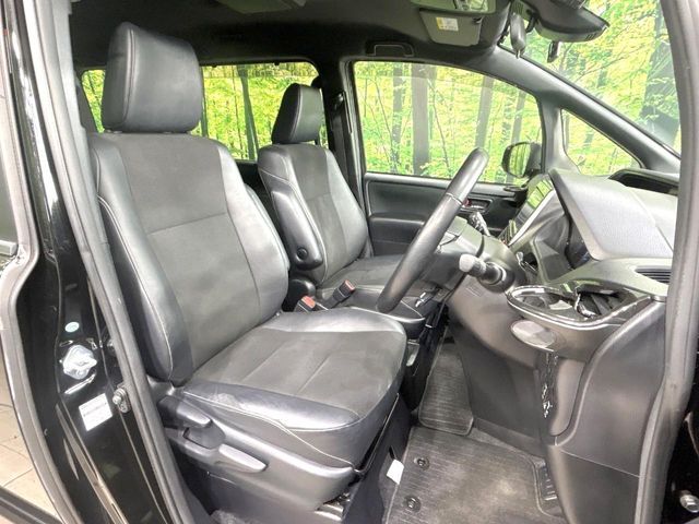 TOYOTA NOAH HYBRID 2017